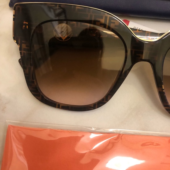 🔥NEW SHOW STOPPER FENDI SUNGLASSES 🔥 - Picture 4 of 16